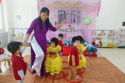 HOẠT ĐỘNG CHÀO MỪNG NGÀY NHÀ GIÁO VIỆT NAM 20/11: Âm nhạc: Nghe hát “Chỉ có một trên đời”. TC: Thi ai nhanh