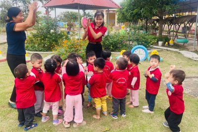 HOẠT ĐỘNG CHÀO MỪNG NGÀY NHÀ GIÁO VIỆT NAM 20/11: HOẠT NGOÀI TRỜI – Khám phá cây và những bông hoa xung quanh
