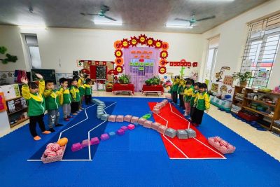 HOẠT ĐỘNG CHÀO MỪNG NGÀY NHÀ GIÁO VIỆT NAM 20/11: PTVĐ : “ Bò trong Đường dích dắc 3-4 điểm dích dắc. Cách nhau 2m “