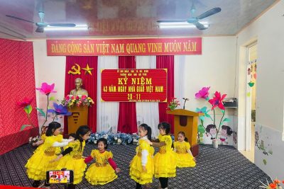 CÁC ĐỒNG CHÍ LÃNH ĐẠO XÃ THĂM, CHÚC MỪNG NGÀY NHÀ GIÁO VIỆT NAM 20/11